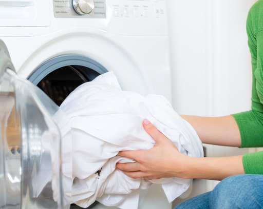 Housekeeper-with-washing-machine